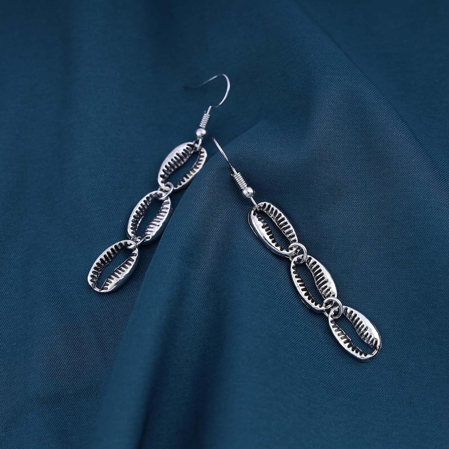 Boho Cowrie Shell Earrings Silver Shell Drop Earrings Vintage Sea Shell Earrings Long Metal Cowrie Earrings Jewelry for Women